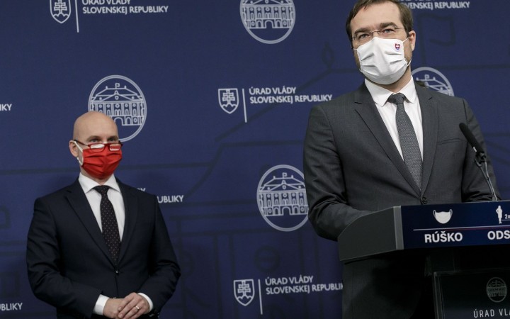 Vláda schválila otvorenie škôl, od pondelka nariadi povinný home office