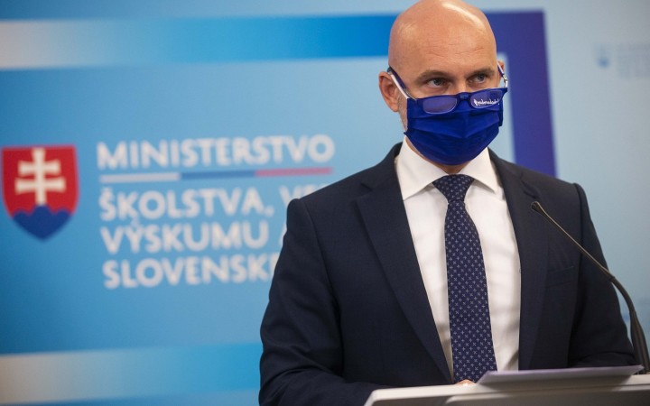 Testovanie kloktaním musí najprv schváliť vláda, jarné prázdniny sa nerušia