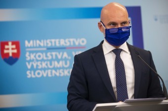 Testovanie kloktaním musí najprv schváliť vláda, jarné prázdniny sa nerušia
