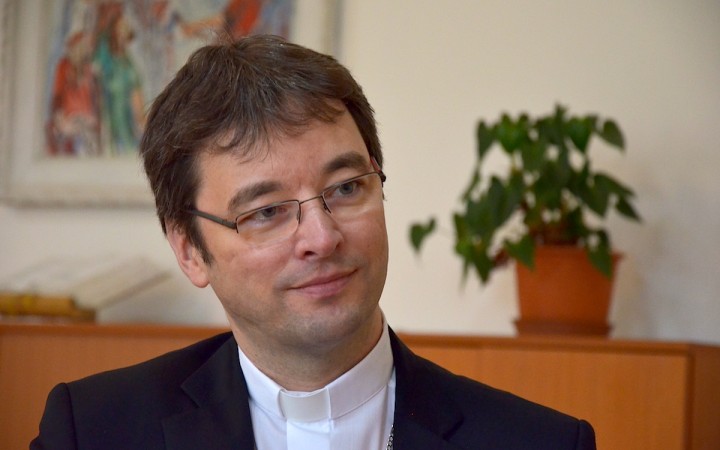 Biskup Forgáč: Manželstvá potrebujeme liečiť, nie pochovávať