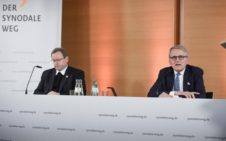 Biskup Bätzing volá po pokroku, Voderholzer hovorí o autoritárskej svojvôli