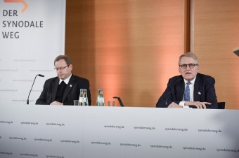 Biskup Bätzing volá po pokroku, Voderholzer hovorí o autoritárskej svojvôli