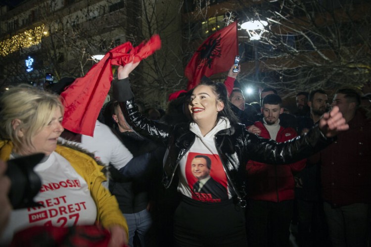 Zlá správa pre Srbov: v Kosove vyhrali nacionalisti, ktorí žiadajú zjednotenie s Albánskom