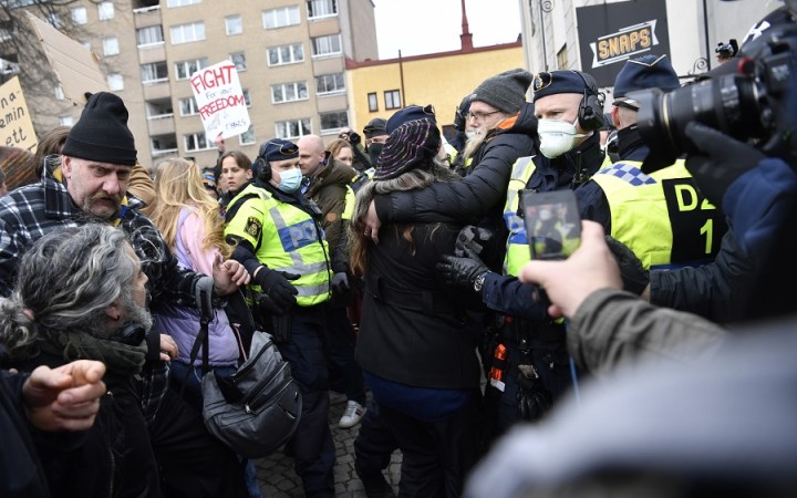 Tisícky ľudí vo Viedni a Štokholme protestovali proti koronavírusovým opatreniam