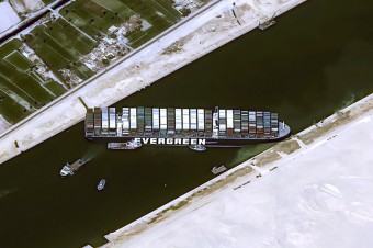 Kontajnerovú loď uviaznutú v Suezskom prieplave sa stále nepodarilo vyslobodiť