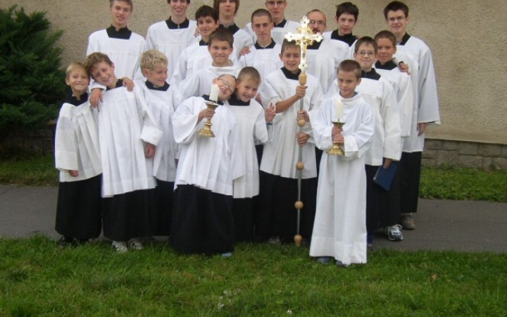 Pata: Farnosť, kde otcovia miništrujú so svojimi synmi