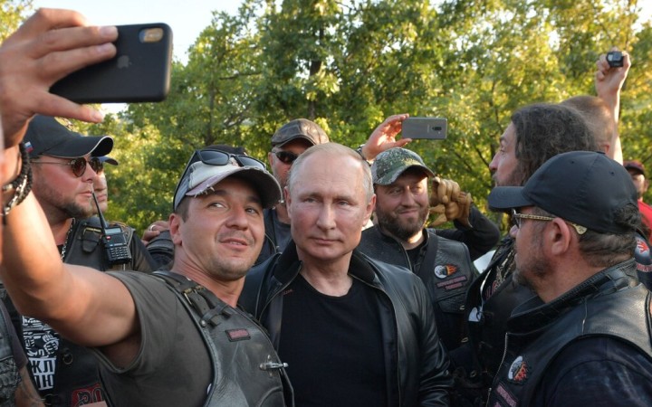 Rusi zhromažďujú tanky pri hraniciach s Ukrajinou. Je to len Putinov bluf?