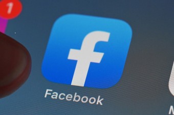 Sudca Najvyššieho súdu USA, tvrdí, že vláda by mala regulovať sociálne siete
