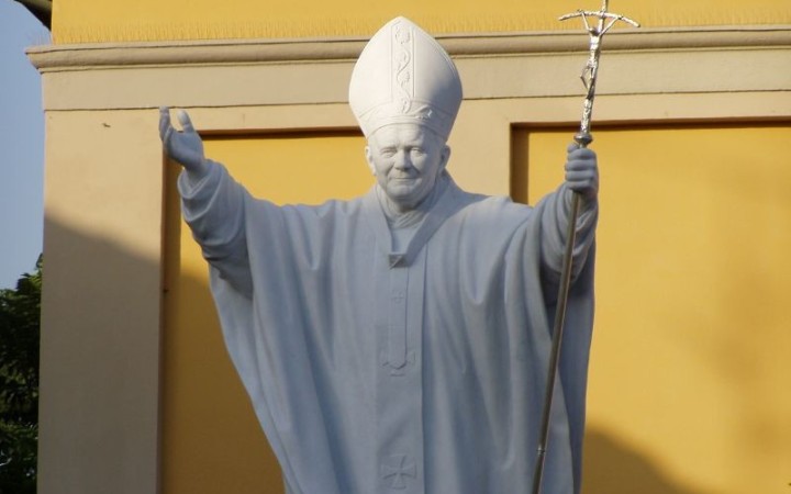 Francúzsky súd nariadil odstrániť pamätník pápeža Jána Pavla II.