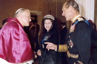 Zosnulý princ Philip sa po boku svojej manželky Alžbety II. stretol so štyrmi pá