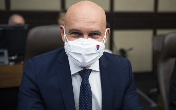 Prijímacie pohovory na stredné školy by mohli byť prezenčné, uviedol Gröhling