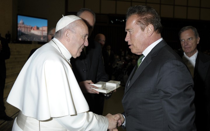 Koho pošle Trump do Vatikánu? V hre sú priatelia z golfového klubu aj Schwarzenegger