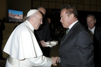 Koho pošle Trump do Vatikánu? V hre sú priatelia z golfového klubu aj Schwarzenegger