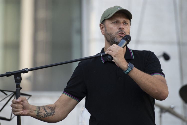 Naznačuje azda Michal Havran, že vláda nechala zomierať ľudí kvôli viere?