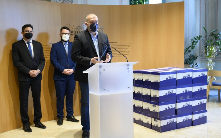 V Prezidentskom paláci odovzdali takmer 600-tisíc podpisov
