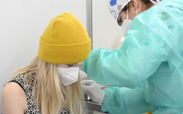 Budeme onedlho zatvárať očkovacie centrá? Šéf NCZI varuje, že záujem je nízky