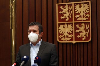 Hamáček chcel vymeniť Vrbětice za Sputnik a stretnutie Putina s Bidenom