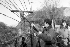 IPN začal stíhať Štrougala za zločiny komunizmu