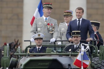 Armáda uštedrila Macronovi dvojitý úder