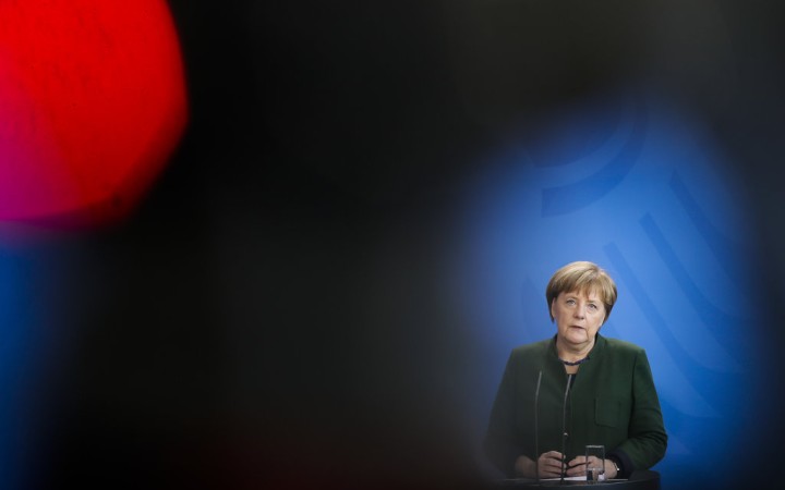 Nová doba: Angela Merkelová zápasí s domácimi slniečkarmi