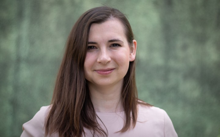 Ak muž prebaľuje deti, je normálne, že žena sa finančne podieľa na domácnosti