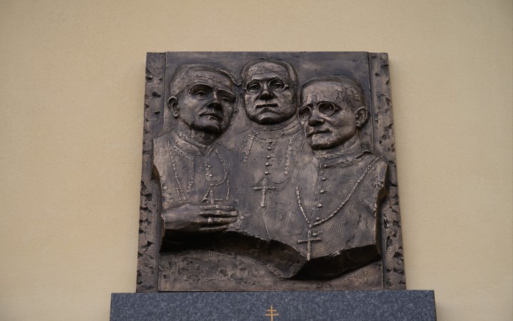 Spor o biskupa a politika traumy
