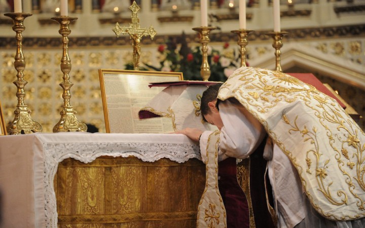 Pápež František sa chystá sprísniť pravidlá slávenia tridentskej omše
