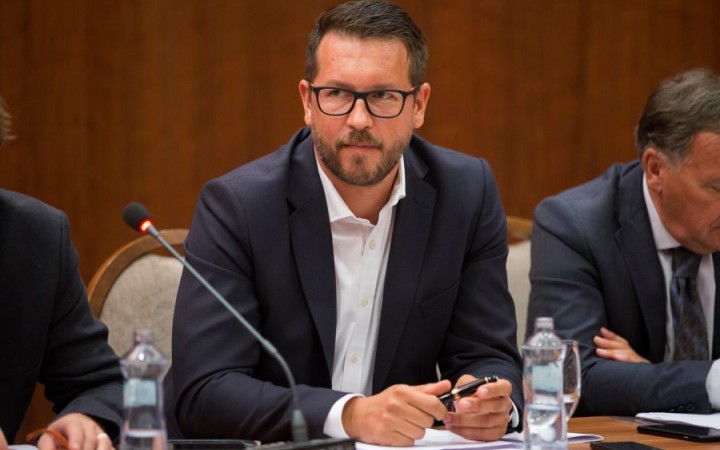 Holák, ktorého zadržala NAKA, je na slobode, Sulík ho odvolal z funkcie