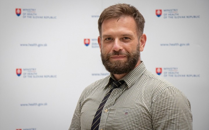Hra na dobrovoľnosť sa skončila. Proti delte nám pomôže už len povinné očkovanie