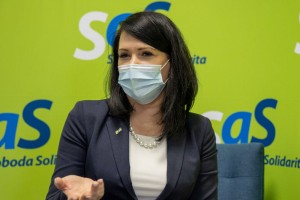 Liberáli v parlamente podvádzajú a ešte si za to tlieskajú