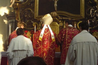 Pápež František opätovne sprísnil pravidlá pre slávenie predkoncilovej liturgie