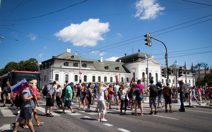 Polícia po hodinách rozpustila blokádu ciest a obnovila dopravu v Bratislave