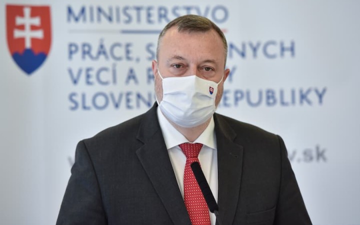 Krajniak predstavil rodičovský bonus, má vytvoriť sekeru 200 miliónov