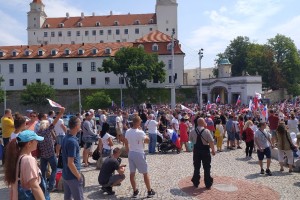 Vidíš v zrkadle "dezoláta"? Protesty pred NRSR z pohľadu očitého svedka