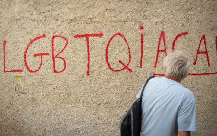 V centre Bratislavy posprejovali kostoly a kláštor LGBTI heslami (+ foto)