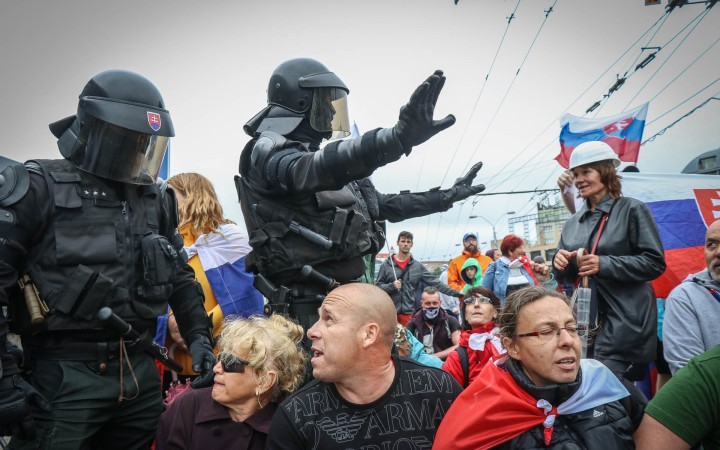 Demonštranti blokovali cestu na Hodžovom námestí, polícia ich vytlačila (+ foto)