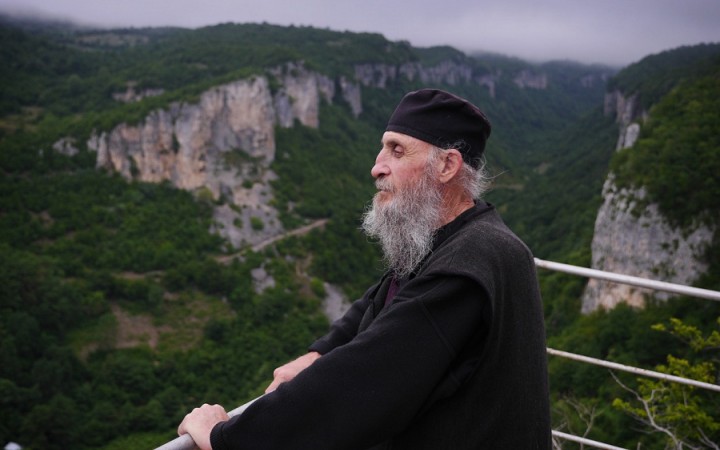 Žije na skalnom stĺpe, aby bol čo najbližšie k Bohu