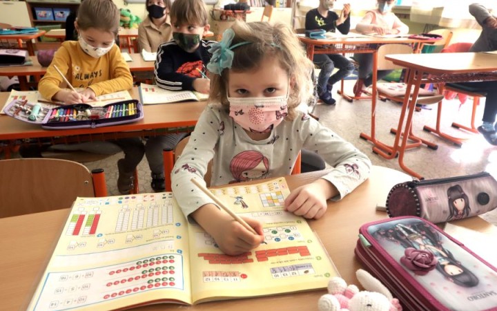 Učiť osobne aj dištančne naraz väčšina škôl nezvládne