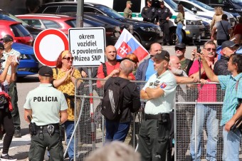 Skupina demonštrantov narúšala oficiálny program osláv SNP pískaním a hukotom