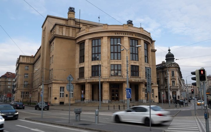 Bratislava je zelená, no prednášky budú online. V regiónoch chcú učiť prezenčne