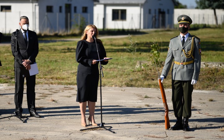 Obete holokaustu si prezidentka Čaputová pripomenula v bývalom tábore v Seredi