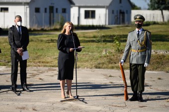 Obete holokaustu si prezidentka Čaputová pripomenula v bývalom tábore v Seredi