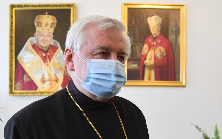 Arcibiskup Babjak podaruje pápežovi sušené huby z Litmanovej
