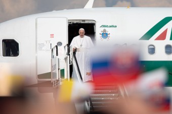 Františka nevítali masy, ale srdečnosť na letisku nechýbala