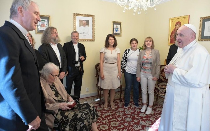Pápež sa stretol na nunciatúre s arcibiskupom Róbertom Bezákom