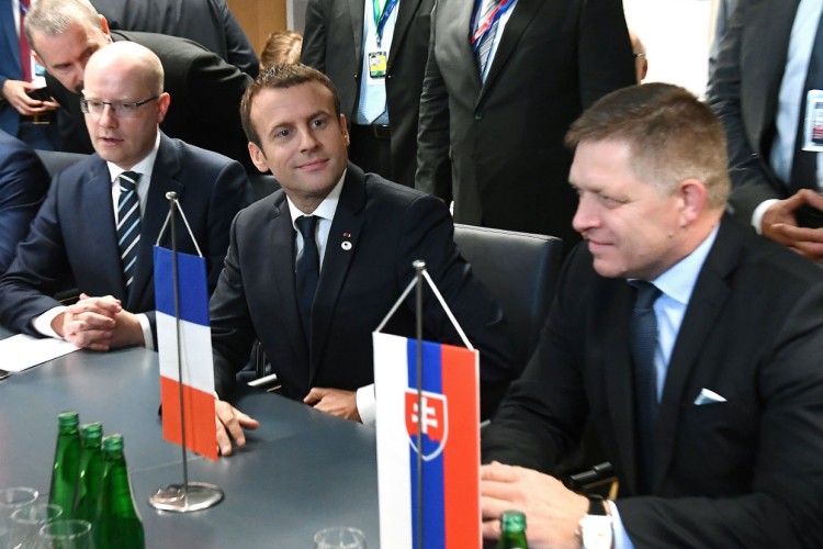 Prezident Macron by mal radšej zostať ticho