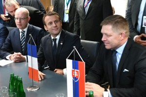 Prezident Macron by mal radšej zostať ticho