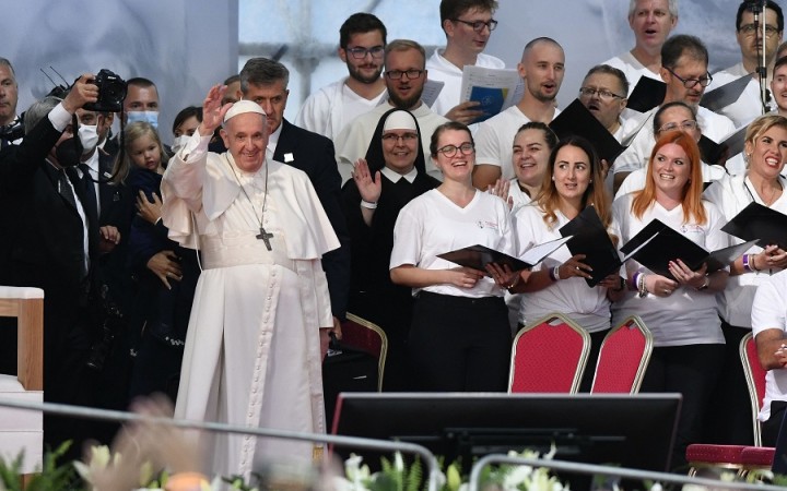 Buďte zakorenení a otvorení. Neskláňajte hlavu k zemi, ale dvíhajte ju k nebu