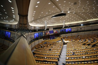 Europoslanci chcú, aby všetky štáty EÚ uznávali homosexuálne zväzky