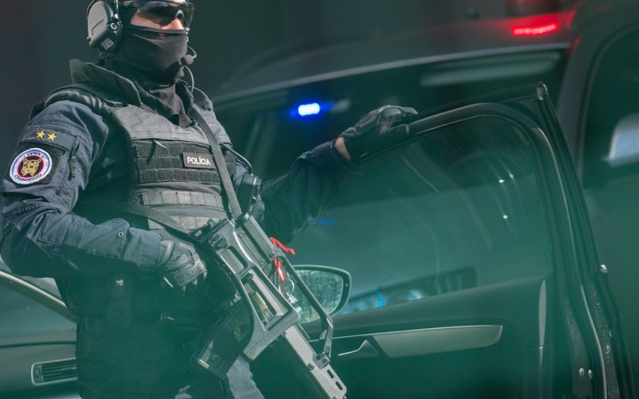 Potvrdzuje sa, že za vojnou policajtov je tajná služba